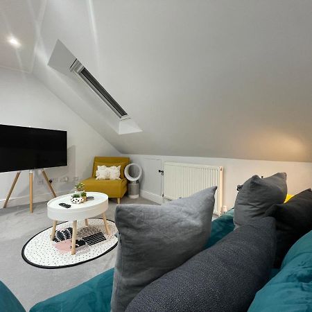 Unique Luxury Detached Apartment In Windsor That Sleeps 4 Exterior foto